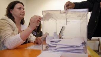 Un home votant, ahir, en un col·legi electoral de Sant Feliu de Guíxols en la tercera onada de consultes sobiranistes. /  JULIETA SOLER
