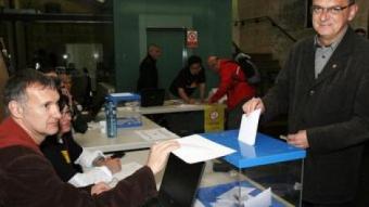 El delegat del govern a les terres de Lleida, Miquel Pueyo, va votar ahir a l'Institut d'Estudis Ilerdencs.  ACN
