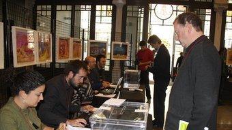 Un home vota ahir a primera hora del matí a Igualada.  ACN