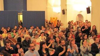 L'auditori de la Casa de Cultura ple de gom a gom en el moment de donar els resultats definitius de la referènfum.  D.V