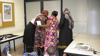 Dones africanes a punt de votar a la Marca de l'Ham.  EL PUNT