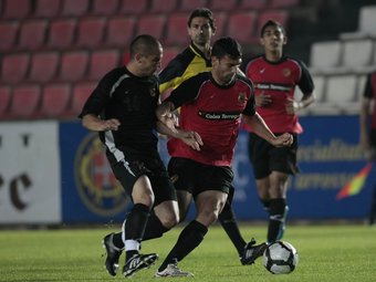 Roberto (2 gols), en el partit d'ahir al Nou Estadi.  JOSÉ C. LEÓN