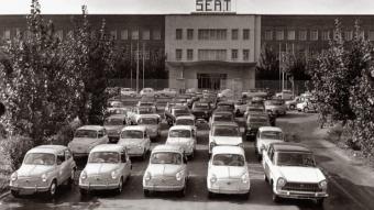 Entranyable imatge de la fàbrica de Seat a la Zona Franca de Barcelona, els anys 60.