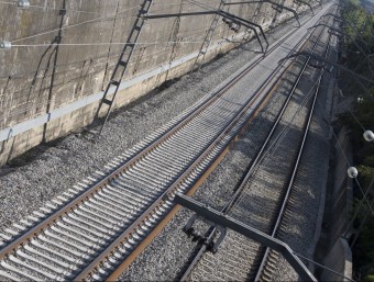 La via del tren amb el tercer rail ja instal·lat, en la via de l'esquerra, i a l'alçada de Girona. LLUÍS SERRAT