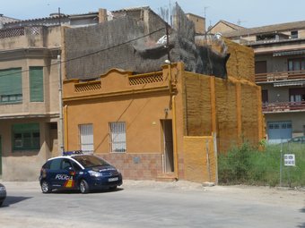 La policia manté la vigilància al voltant del prostíbul del carrer Barranc de Caputxins, al raval tortosí de Sant Llàtzer. G.M