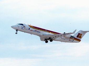 Un avió d'Air Nostrum, companyia que volarà a l'estiu des de Lleida cap a les illes.  EL PUNT