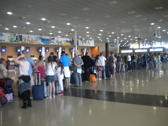 La gran cua de passatgers que ahir es va formar davant el punt d'informació de Ryanair a l'aeroport de Reus.  G. PLADEVEYA