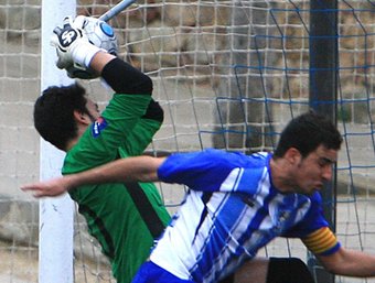 Josep Vila, aturant una pilota en el partit d'ahir a Cassà.  M.LLADÓ
