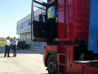 Un agent de la Policia de la Generalitat inspeccionant un camió AZAHARA PALOMARES