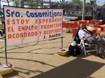 Jaume Sastre feia gairebé un mes que protestava a l'ajuntament de Roses per demanar feina a . EL PUNT