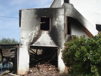 Uns lladres van calar foc en un mas de Torredembarra el maig de 2008.  GISELA PLADEVEYA