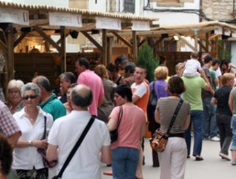 Els visitants recorren el poble, en la primera edició de la fira de la ceràmica «El Tupi».  SORTIM