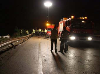 Agents dels Mossos i dels bombers, treballen en l'accident registrat dimecres a la nit a la C-15./  ACN/ MAR MARTÍ