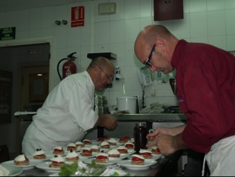 El mestre cuiner, Toni Fernández, atén l'oferta culinària del Balneari. ESCORCOLL