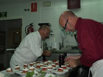Rafa Calabuig i Toni Fernández preparen el tast de la Cuina Amiga del Balneari./  ESCORCOLL