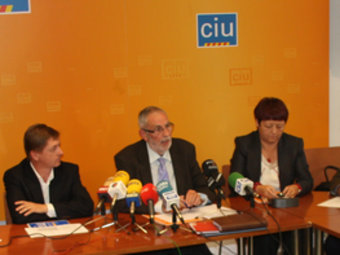 Alcaldes, regidors i periodistes a la roda de premsa de CiU ahir a Girona. TANIA TÀPIA/ACN