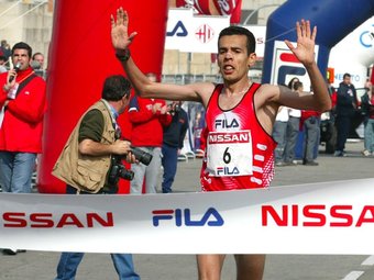 Driss Lakhouaja porta gairebé dues dècades corrent per Catalunya. A la imatge quan va guanyar la marató de Catalunya del 2004. LLUÍS CRUSET