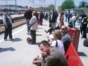Passatgers esperant el tren a l'estació de Cardedeu  ACN