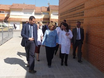 Marina Geli i Ignasi Giménez, visitant la zona d'ampliació del CAP.  M.C.B