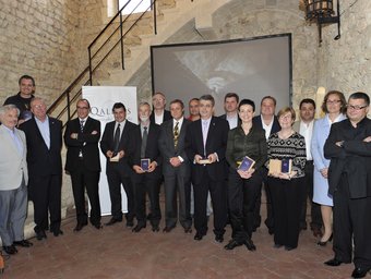 Els guardonats i els representants dels cellers que integren l'associació Qualidès al castell de Sant Martí Sarroca.