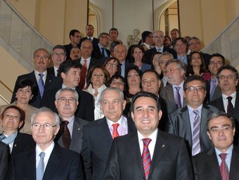 Bustos, al capdavant de la delegació d'alcaldes, ahir, a l'entrada del Círculo de Bellas Artes de la capital espanyola.  FMC