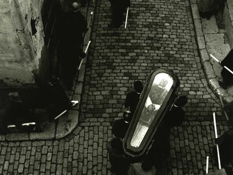 La foto zenital de l'enterrament del mossèn Vidal, l'any 1959, és una de les més celebrades de l'exposició. JOSEP PERIS