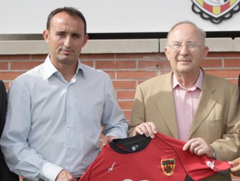 Lluís Fàbregas, director general del Nàstic, Kiko Ramírez, tècnic de la Pobla, Josep Mir, president de la Pobla, Josep Maria Nogués, director esportiu grana, i Yago Aguilar, director del futbol base, en l'acte d'ahir.  J.FERNÁNDEZ