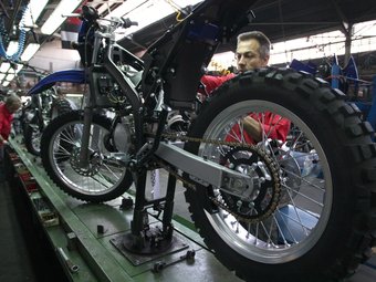 Una de les motocicletes que es fabricaven aquesta setmana a Rieju, destinada als països nòrdics.  LLUÍS SERRAT