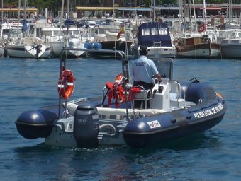 L'embarcació d'estrena de la Policia Local de Palamós navegant davant la badia, amb la vila al fons./  A.V
