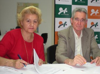 Alfred Domínguez i Pura Torres signen l'acord a la seu de la Fundació de l'Horta. /  CEDIDA