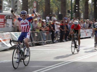 El ciclista nord-americà Andrew Talansky creua la meta de Salou.  JUDIT FERNÀNDEZ
