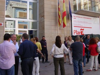 Concentració de funcionaris a les portes de l'Ajuntament de Calp. /  CEDIDA