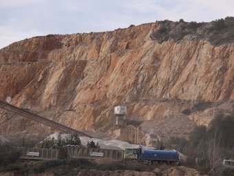 La Pedrera ha deixat d'operar i el forat deixat resulta ben evident. /  ARXIU