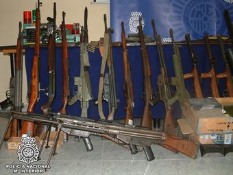 Part de les armes comissades per la Policía Nacional.  CNP