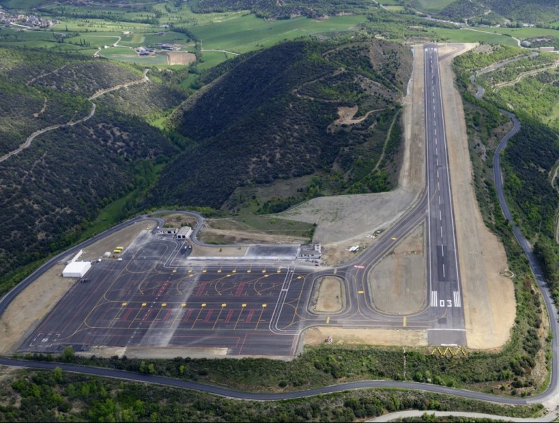 L'aeròdrom de la Seu d'Urgell vist des del cel. Encara s'hi ha de construir una miniterminal i els hangars ARXIU