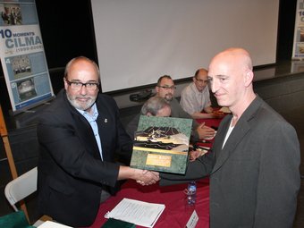 Richard Elelman, a la dreta, en el moment de recollir el premi de mans del responsable de medi ambient de la Diputació de Girona, Josep Maria Rufí.  LLUÍS SERRAT