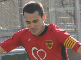 Esteve, pressionat per un jugador del Llagostera.  MARTA MARTÍNEZ