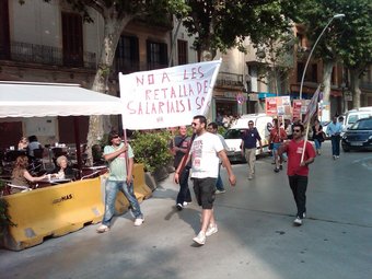 Treballadors municipals manifestant-se ahir a Arenys de Mar. E. FERRAN