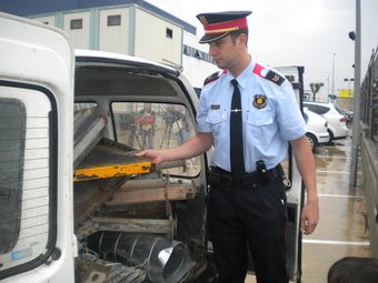 El sergent dels Mossos Eduard Guillot, mostrant ahir la furgoneta plena de material d'obra robat que va ser interceptada dimecres a la matinada.