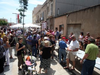 Desenes de persones van sortir ahir a estrenar la nova riera Sant Jordi de Montgat.  ORIOL DURAN