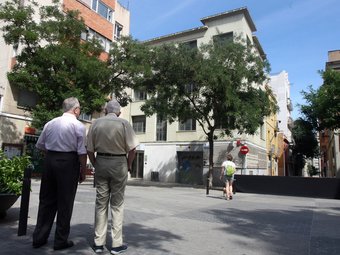 Dos jubilats passegen per la plaça Mañé i Flaquer, un dels símbols del barri del Farró. O.D