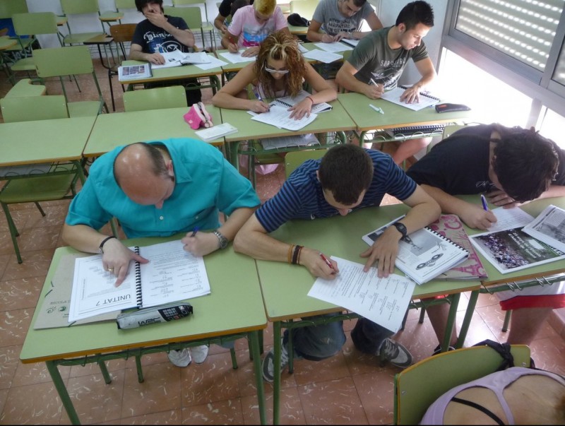 Alguns alumnes preparen els estudis reglats a l'associació. ESCORCOLL