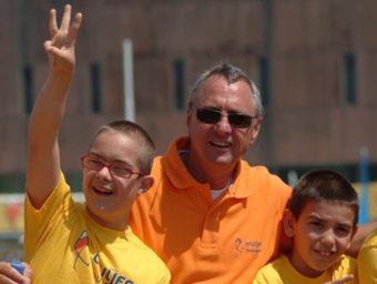 Johan Cruyff, envoltat de nens de la seva fundació.