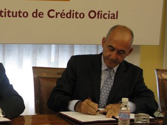 El president de l'ICO, José María Ayala, firmant el conveni sobre crèdit directe.