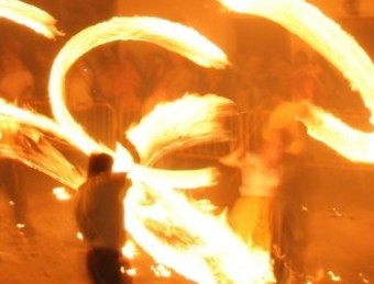 L'Haro i les halhes cremen a la plaça la nit de Sant Joan.  SORTIM