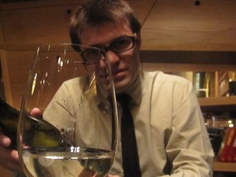 Cèsar Cànovas, amb el vi blanc obert durant l'entrevista en un despatx del Monvínic E.B