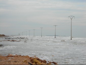 La línia elèctrica del Trabucador dins de l'aigua després d'un temporal. ARXIU