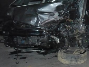L'estat en què va quedar un dels vehicles que es va veure implicats en l'accident de trànsit mortal de Sant Feliu de Pallerols. JORDI CASAS