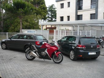 Dos cotxes i una motocicleta comissats a Alain Gallet, al dipòsit de la Policia Local de Platja d'Aro.  ALBERT VILAR