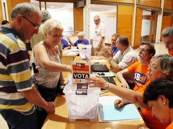 Votants en la consulta a Sant Feliu de Llobregat. ANDREU PUIG